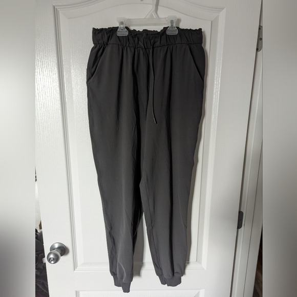 EUC Lululemon Keep Moving Jogger size 8 rip tag attached - Picture 1 of 4